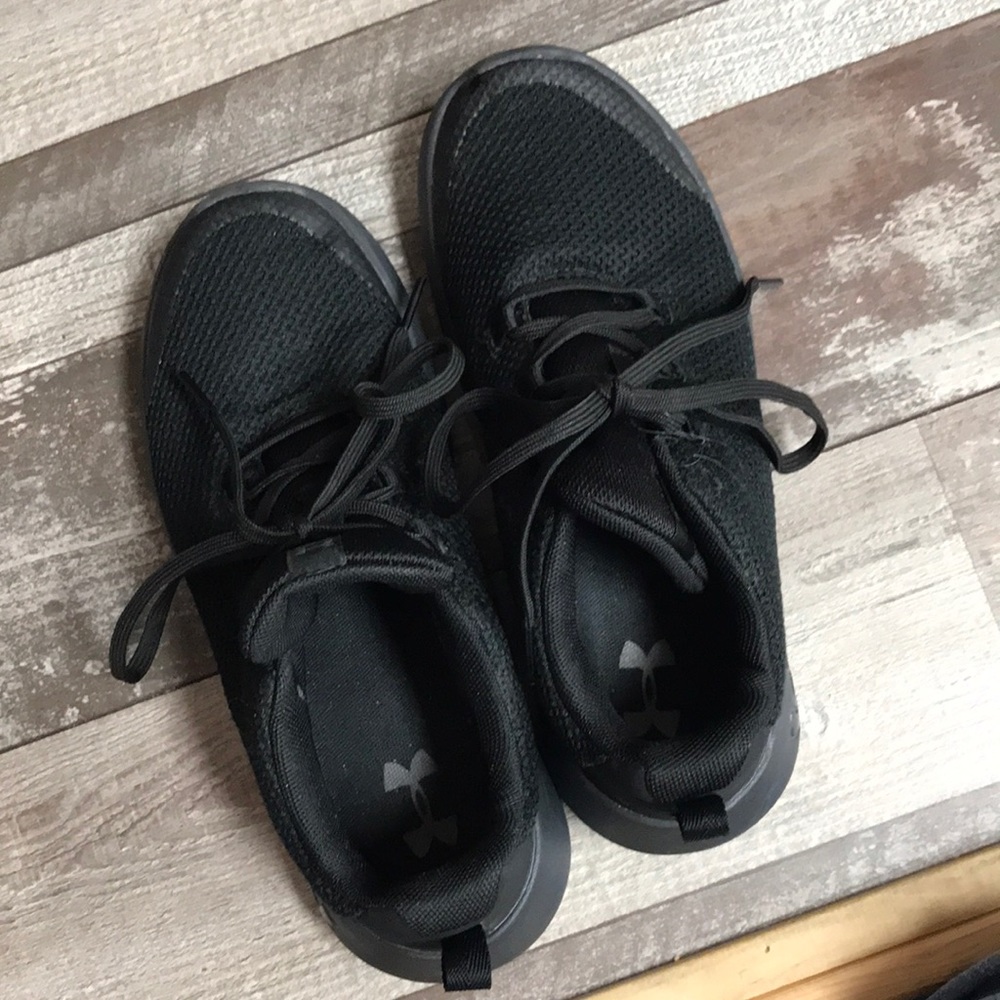 Under Armour black youth tennis shoes